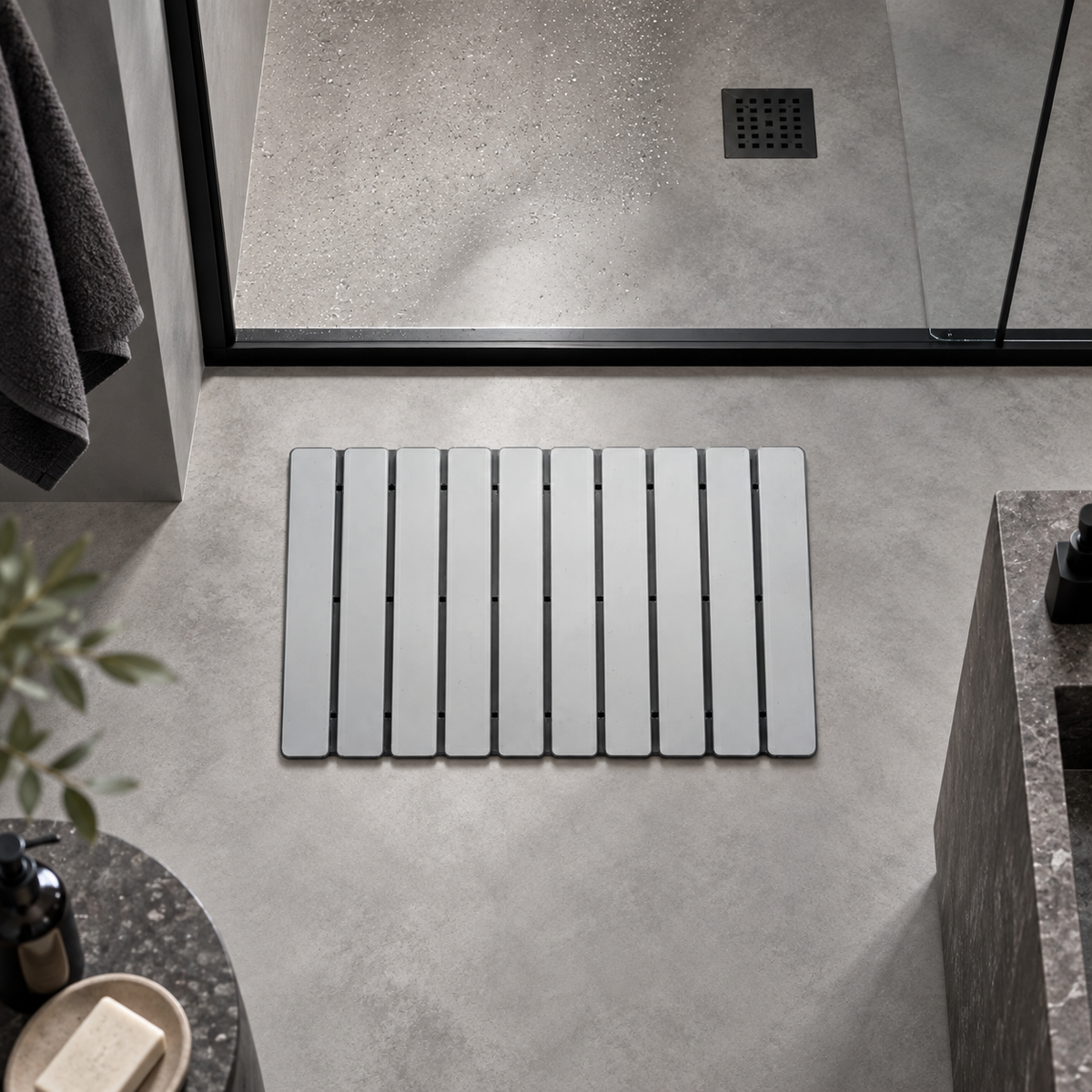 Caillebotis Diatomite – Gris Argent dans une salle de bain contemporaine