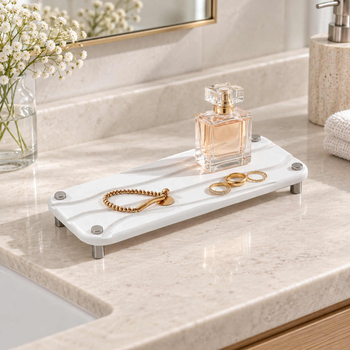 Petit Rangement Diatomite – Blanc sur un meuble de salle de bain en bois
