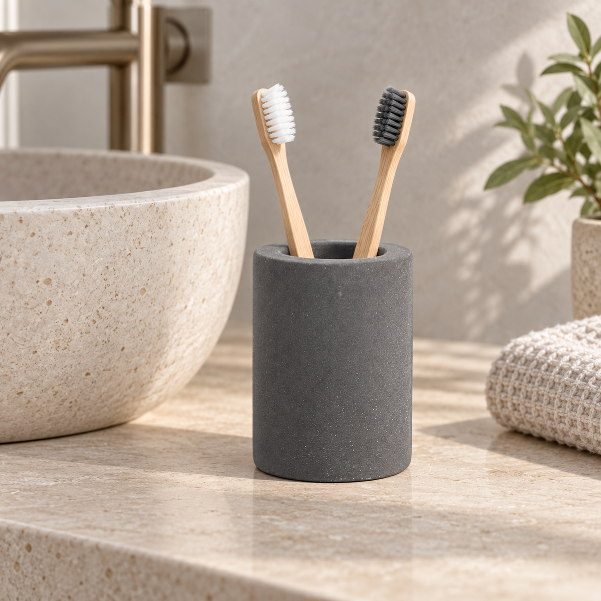 Porte Brosse À Dent En Diatomite Gris – Gris Foncé dans une salle de bain contemporaine