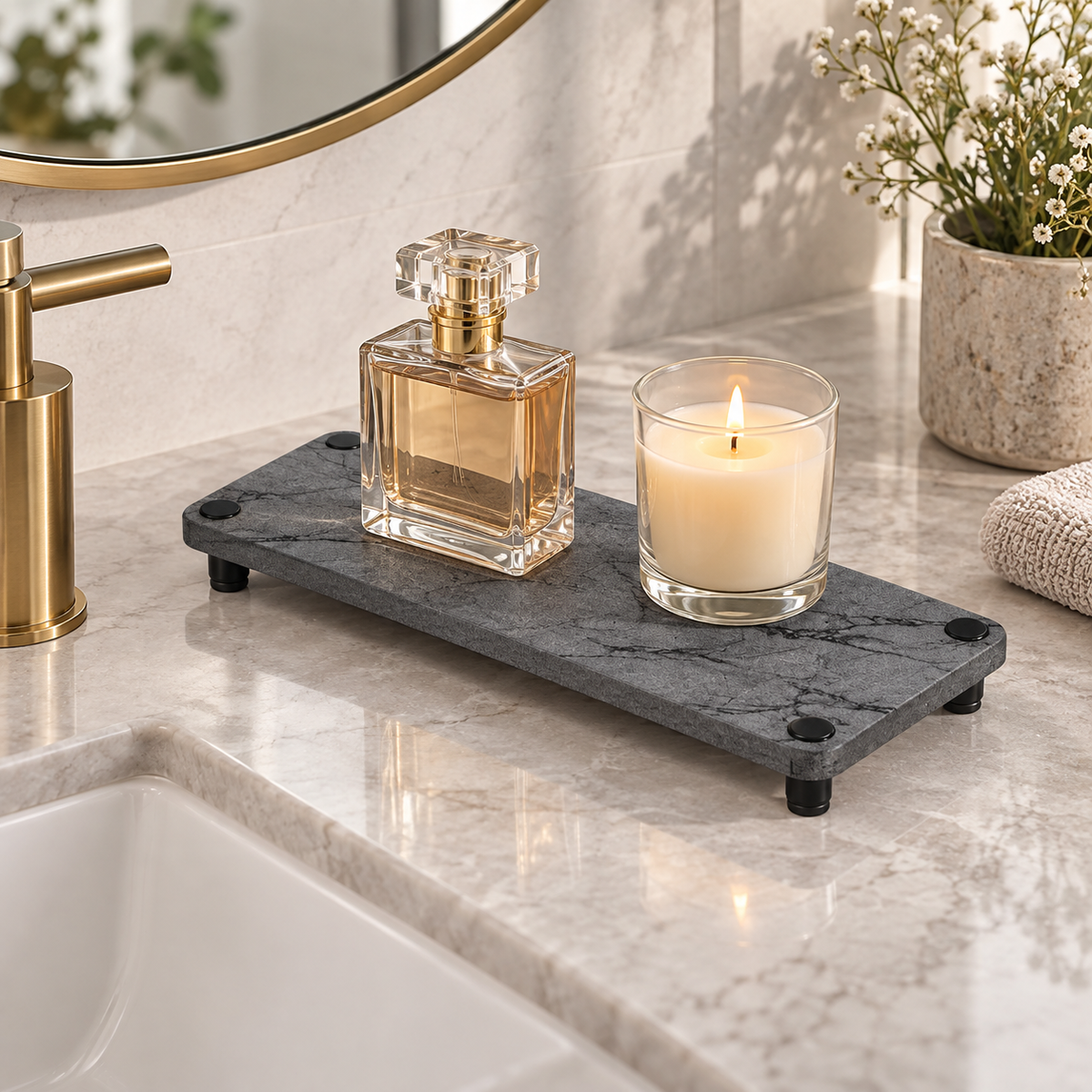 Rangement En Diatomite Marbré – Marbre / 25x10cm, Marbre / 28x12cm sur un meuble de salle de bain en bois