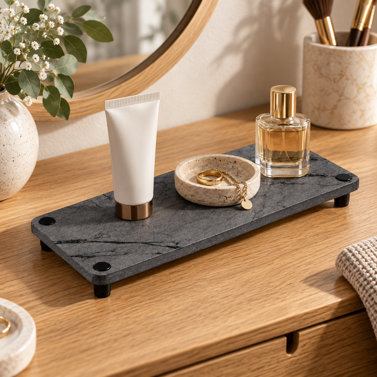 Rangement En Diatomite Marbré – Marbre / 25x10cm, Marbre / 28x12cm dans une salle de bain contemporaine