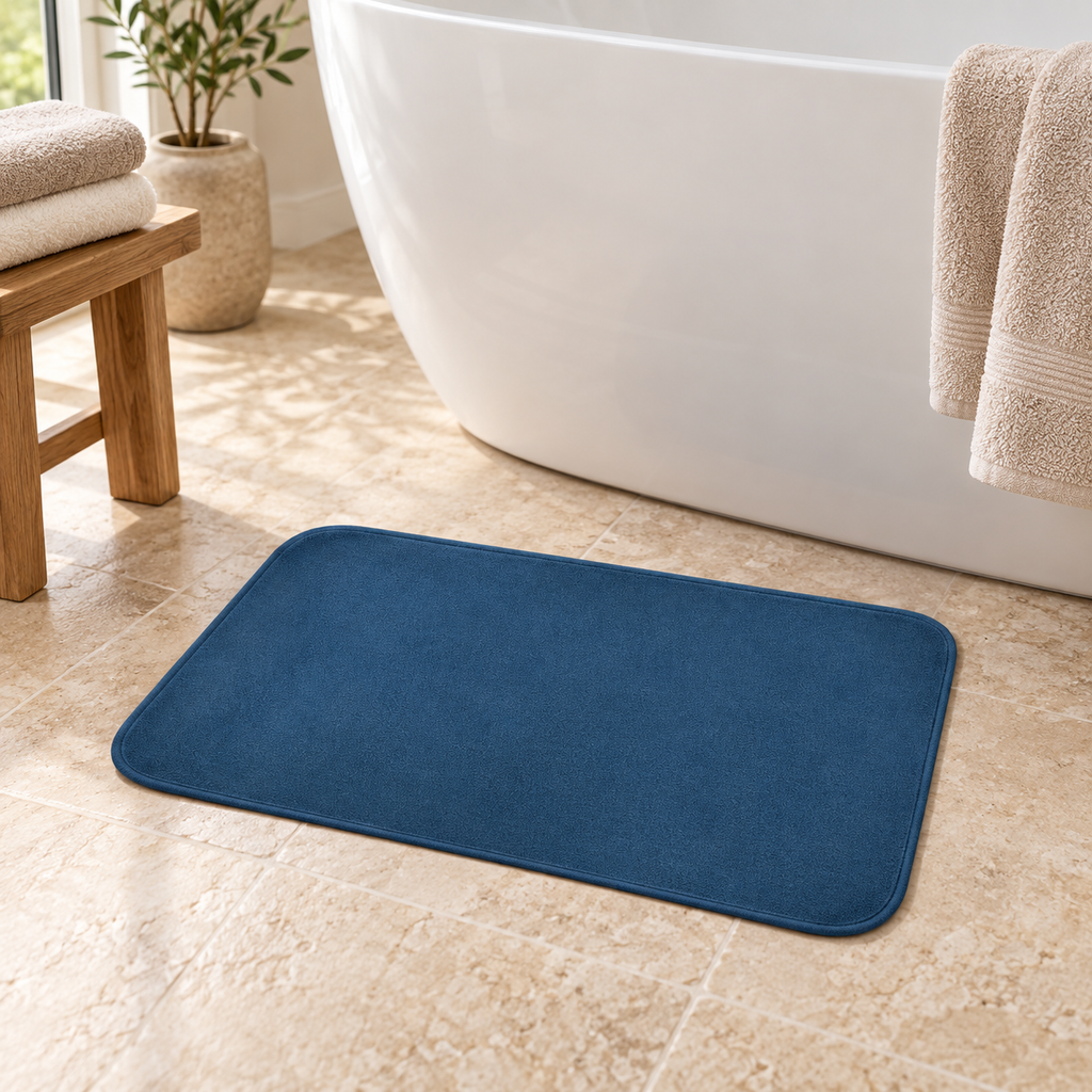 Tapis De Bain 40x60 – Bleu Nuit près d’une baignoire