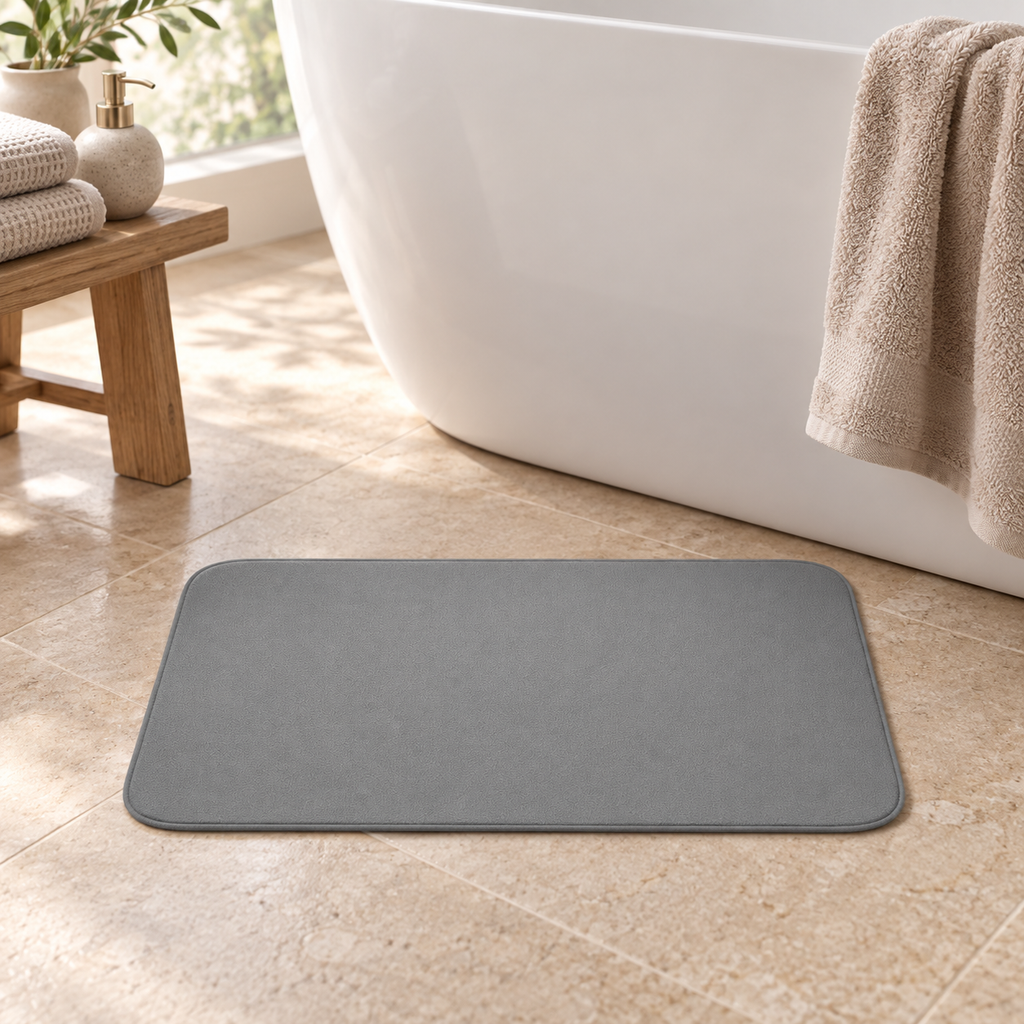 Tapis De Bain 40x60 – Gris Acier près d’une baignoire