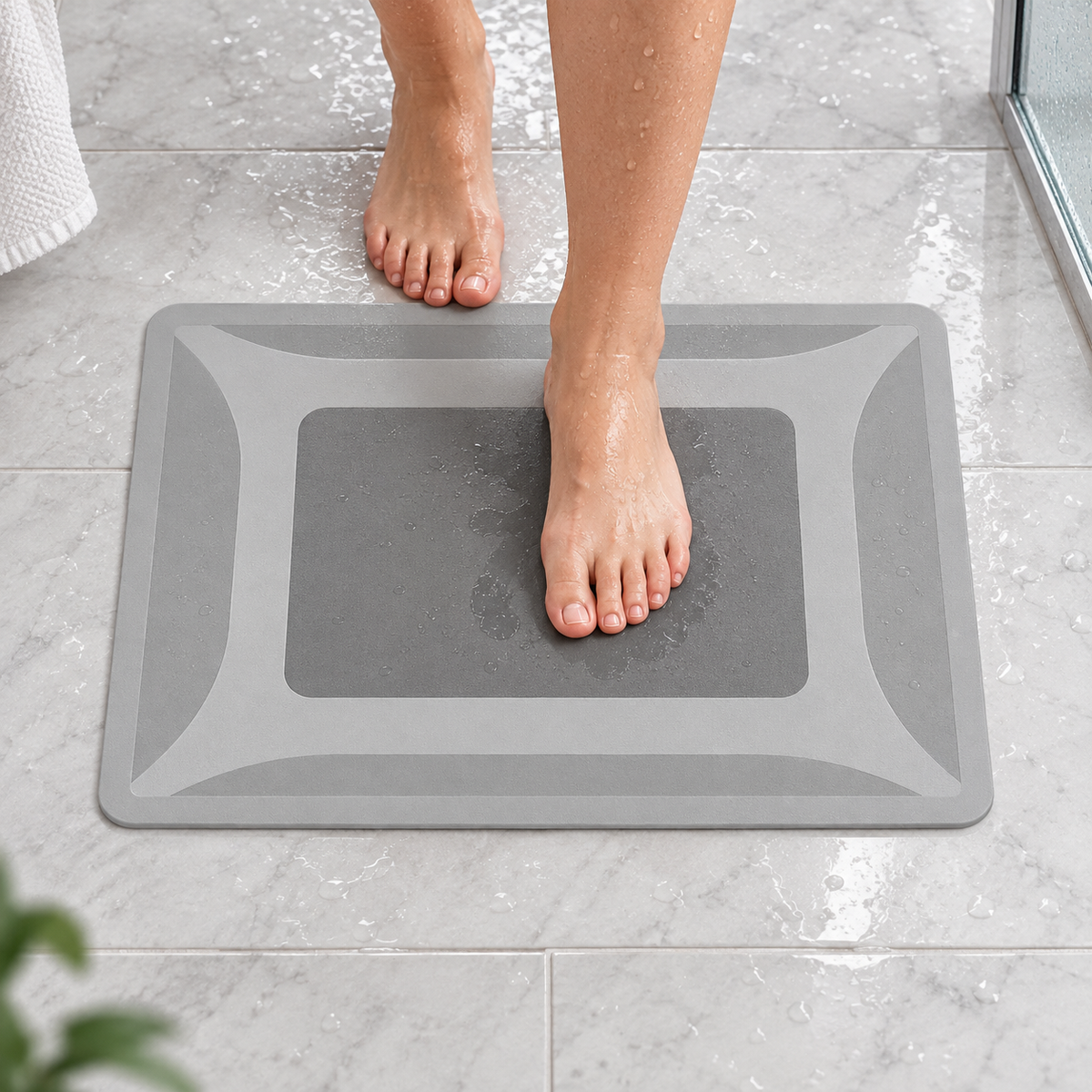 Tapis De Bain Étanche – Gris Noble / 60x90cm, Gris Noble / 50x80cm, Gris Noble / 40x60cm dans une salle de bain contemporaine