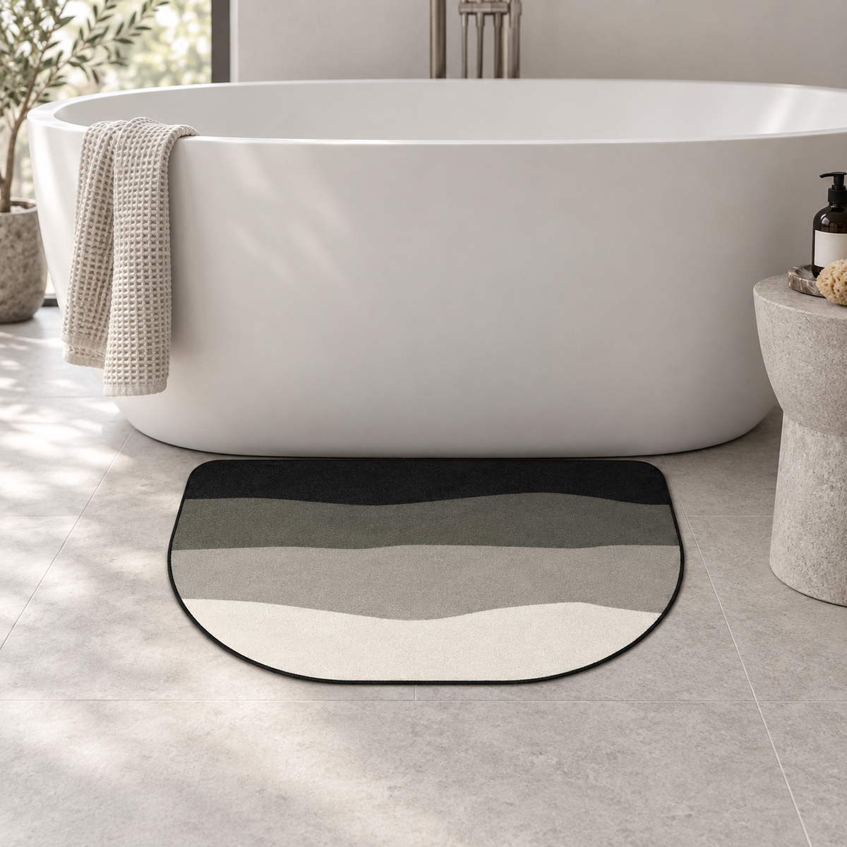 Tapis Salle De Bain Original – Onde Grise / 40x60cm, Onde Grise / 50x80cm dans une salle de bain lumineuse