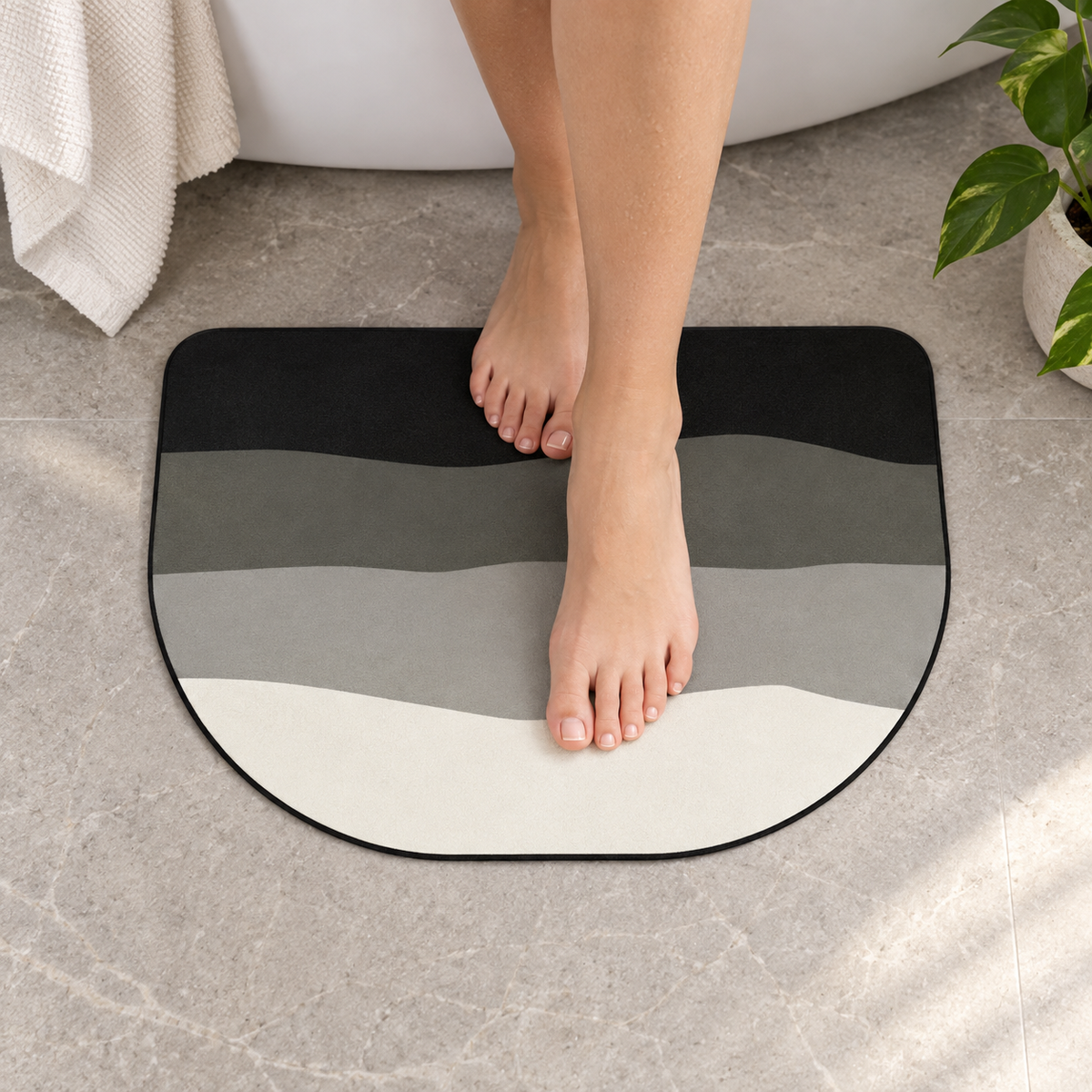 Tapis Salle De Bain Original – Onde Grise / 40x60cm, Onde Grise / 50x80cm dans une salle de bain contemporaine